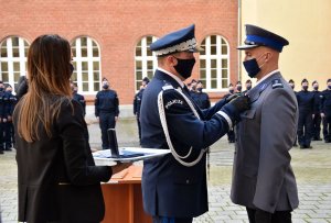 Szef zachodniopomorskiego garnizonu wręcza odznaczenie swojemu zastępcy.