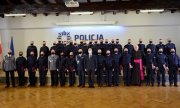 zdjęcie grupowe przedstawia nowo przyjętych policjantów oraz kierownictwo pomorskiej policji i najważniejszych gości uroczystości