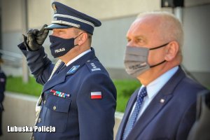 Komendant Wojewódzki Policji w Gorzowie Wielkopolskim salutuje. Na zdjęciu również Wojewoda Lubuski