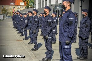 Nowo przyjęci policjanci podczas ślubowania