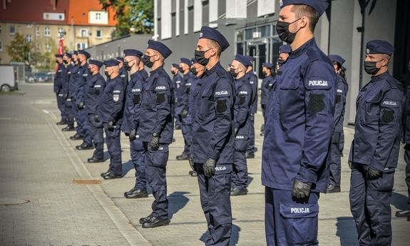 Nowo przyjęci policjanci podczas ślubowania