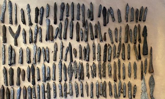 zabezpieczone przez policjantów zabytki archeologiczne