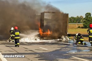 Policjanci biorący udział w akcji gaśniczej na drodze S3&quot;&gt;