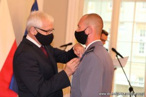 Na zdjęciu Wojewoda Dolnośląski wręcza starszemu sierżantowi Wiktorowi Fedorczukowi Brązowy Krzyż Zasługi