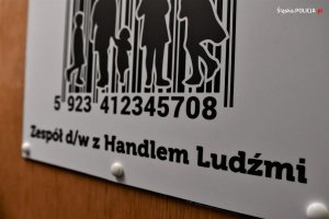 Napis na drzwiach policyjnego pomieszczenia - Zespół d/w z Handlem Ludźmi.
