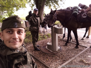 sierżant Marcin Dardziński wraz z zaprzyjaźnionym właścicielem stajni Robertem Karbowniczakiem. W tle koń jednego z nich