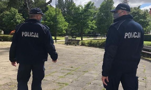 Policjanci w trakcie poszukiwań