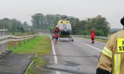 śmigłowiec lotniczego pogotowia ratunkowego na miejscu wypadku