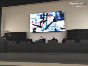 W auli za biurkiem siedzi od lewej Komendant Miejski Policji inspektor Dariusz Atłasik, wiceprezydent Miasta Częstochowy Jarosław Marszałek, zastępca naczelnika Wydziału Ruchu Drogowego aspirant sztabowy Tomasz Gromek, Komendant Miejski Straży Pożarnej młodszy brygadier Radosz.
