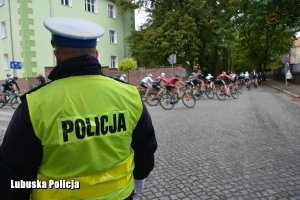 policjant w trakcie zabezpieczenia wyścigu kolarskiego