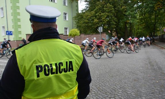 policjant w trakcie zabezpieczenia wyścigu kolarskiego