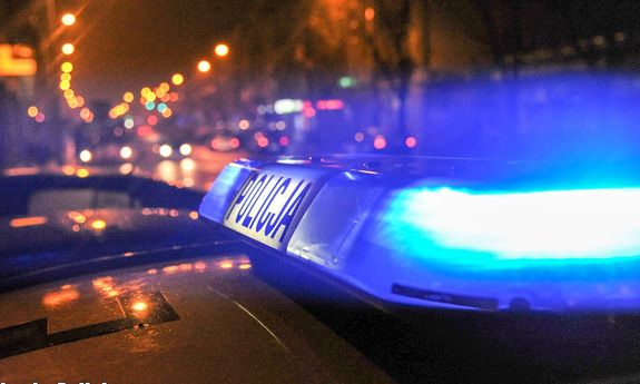 Napis Policja na sygnalizacji świetlnej radiowozu