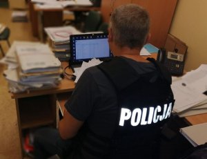 Policjant przeprowadzający oględziny dokumentów