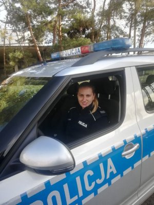 policjantka w mundurze siedzi w policyjnym radiowozie