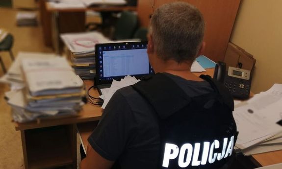 Policjant przeprowadzający oględziny dokumentów