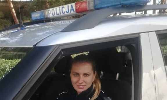 policjantka w mundurze siedzi w policyjnym radiowozie