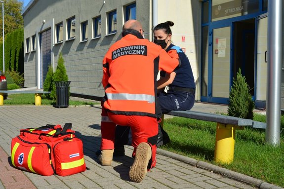 ratownik medyczny udziela pomocy medycznej policjantce
