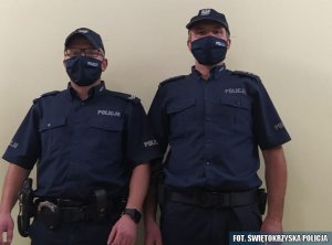 dwaj policjanci w mundurach i w maseczkach: st. asp. Jan Gawęcki i st. sierż. Bogusław Sala