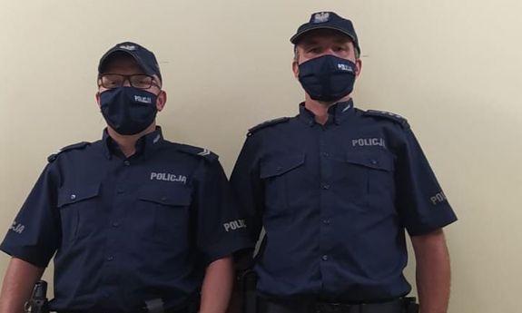 dwaj policjanci w mundurach i w maseczkach: st. asp. Jan Gawęcki i st. sierż. Bogusław Sala
