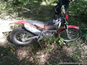 srebrno czerwony motocykl należący do zatrzymanego kierowcy