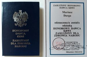 Granatowa okładka Legitymacji Honorowego Dawcy Krwi Zasłużonego dla Zdrowia Narodu z godłem Polski. W  środku  napis: Zasłużony Honorowy Dawca Krwi Mariusz Darga odznaczony został odznaką Honorowy Dawca Krwi Zasłużony dla Zdrowia Narodu. Pod spodem widnieje pieczątka. Z upoważnienia Ministra Zdrowia podpisane przez Podsekretarza Stanu Sławomira Gadomskiego.