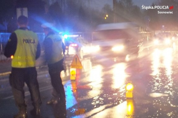 awatar policjanci zatrzymujący samochód po zmroku