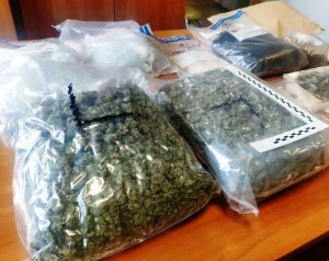 Marihuana leży na stole zapakowana w dwa w worki foliowe