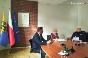 Komendant Wojewódzki Policji w Katowicach nadinsp. dr Krzysztof Justyński i Prezydent Miasta Katowice Marcin Krupa wraz z notariuszem czytają dokumenty