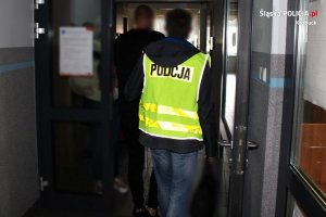 policjanci prowadzą zatrzymanego