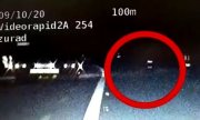 Fragment nagrania z wideorejestratora, na którym widać jak rowerzysta porusza się po autostradzie A4