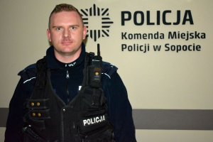 Wizerunek policjanta, który uratował życie nastolatkowi&quot;&gt;