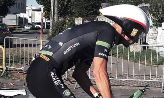 Policjant Adrian Stempniak na rowerze w stroju sportowym