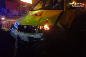 rozbity przód samochodu. Pojazd między innymi ma urwaną rejestrację, rozbitą lampę i zgniecioną maskę