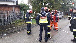 strażacy i policjanci na miejscu zdarzenia