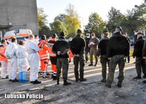 Odprawa służb przed szpitalem w Drezdenku.