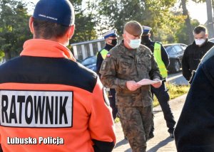 Ratownik medyczny, żołnierz i policjanci.