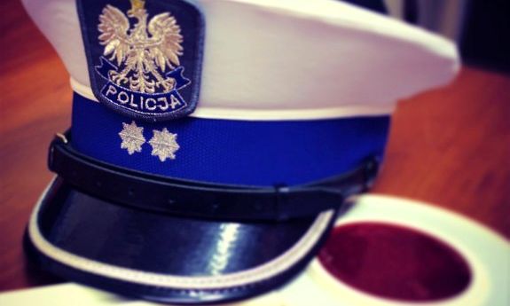 czapka policjanta ruchu drogowego leżąca na policyjnym lizaku