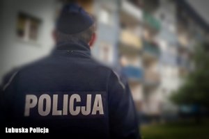 Policjant stoi plecami do osoby robiącej zdjęcie