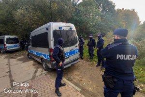 Policjanci Oddziałów Prewencji w poszukiwaniu osób zaginionych.