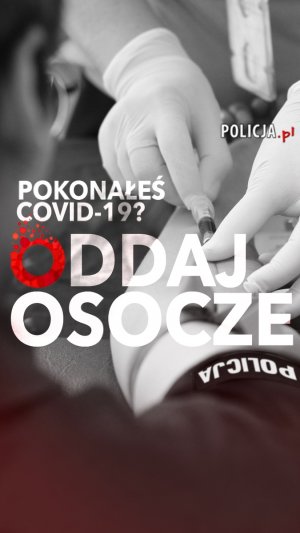 napis pokonałeś covid-19 oddaj osocze w tle ręka policjanta podczas pobierania krwi