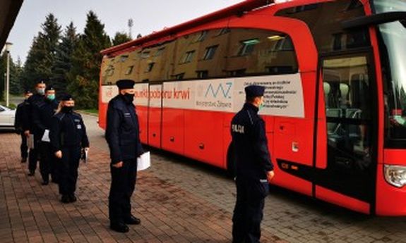 Policjanci w kolejce do krwiosbusa