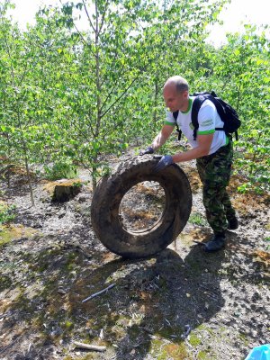 Marcin Sikora toczy opnę w lesie