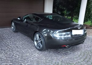 pojazd Aston Martin przed garażem widok z tyłu