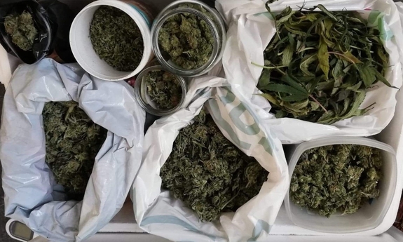 zabezpieczona marihuana i susz konopi w foliowych woreczkach, plastikowych pudełkach i szklanych słoikach