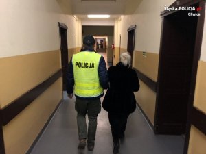 Policjant prowadzi zatrzymaną