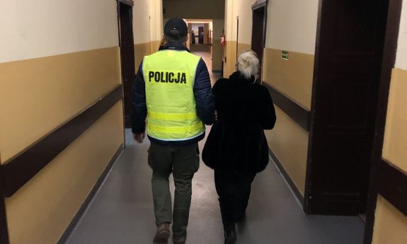 Policjant prowadzi zatrzymaną