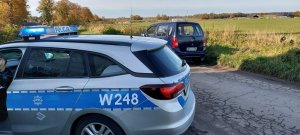 na zdjęciu na pierwszym planie widoczny radiowóz, z tyłu auto osobowe