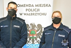 Na zdjęciu umundurowani policjanci w maseczkach - sierżant sztabowy Angelika Francke oraz sierżant Jakub Nowak z Wydziału Ruchu Drogowego Komendy Miejskiej Policji w Wałbrzychu