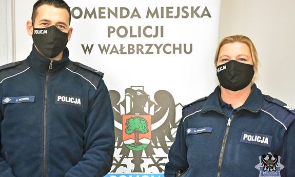 Na zdjęciu umundurowani policjanci w maseczkach - sierżant sztabowy Angelika Francke oraz sierżant Jakub Nowak z Wydziału Ruchu Drogowego Komendy Miejskiej Policji w Wałbrzychu