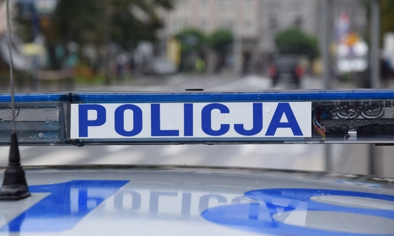 napis policja na radiowozie policyjnym